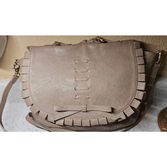 Charming Red(V) leather 2 way wear cross-body with a stylish fringe bow detail - Picture 2 of 12